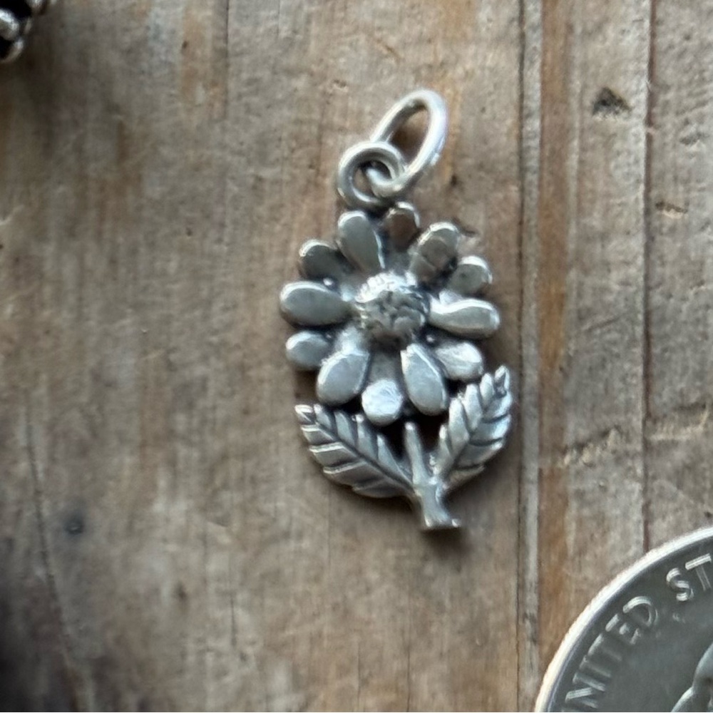 Pretty sterling daisey flower charm